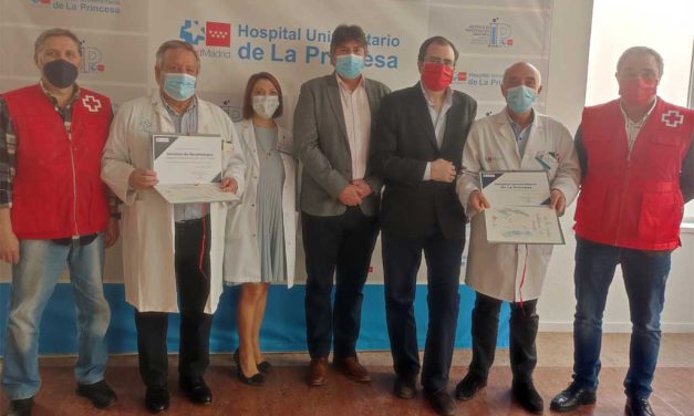 Entrega diplomas de la Cruz Roja al Hospital de la Princesa y al Servicio de Neumología del mismo