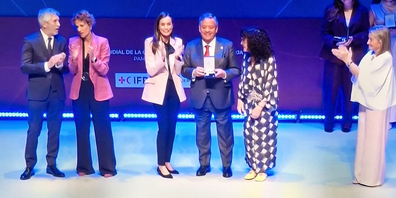 Entrega de la Medalla de Oro de la Cruz Roja al Dr. Julio Ancochea por S.M. La Reina