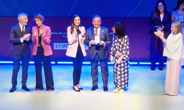 Entrega de la Medalla de Oro de la Cruz Roja al Dr. Julio Ancochea por S.M. La Reina
